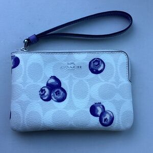 Coach Corner Zip Blueberry With White Signature Logo Pouch Wristlet Excellent co